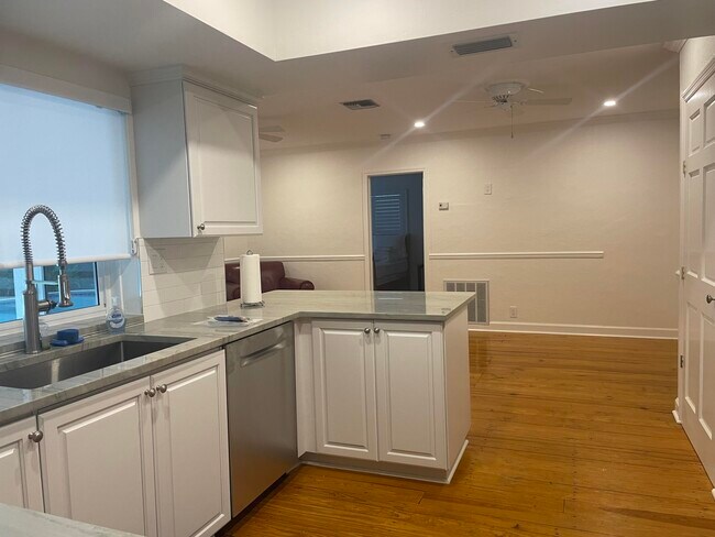 Building Photo - 1120 SW 14th Dr
