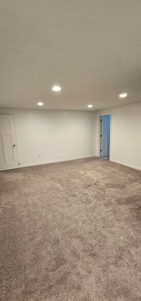 Building Photo - 629 W Life Dr