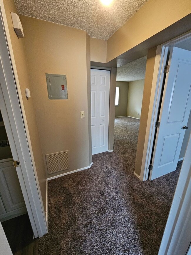 Building Photo - Great Fourplex LowerUnit!