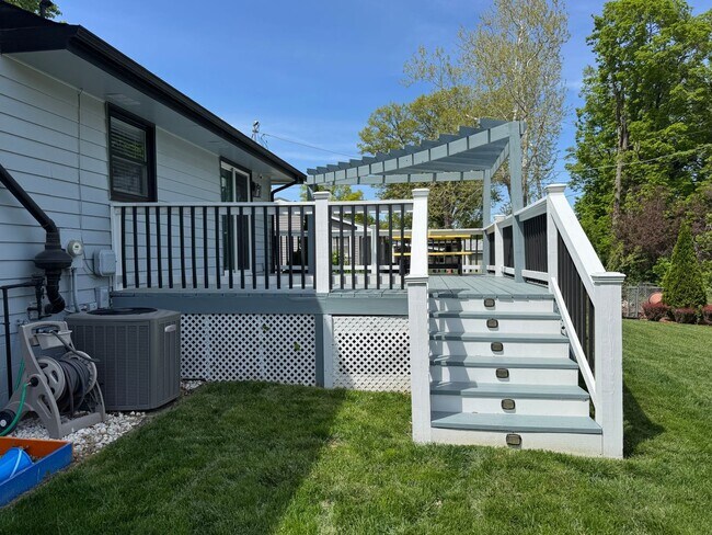 Building Photo - Stunning 4 Bed, 3 Bath Home with Backyard ...