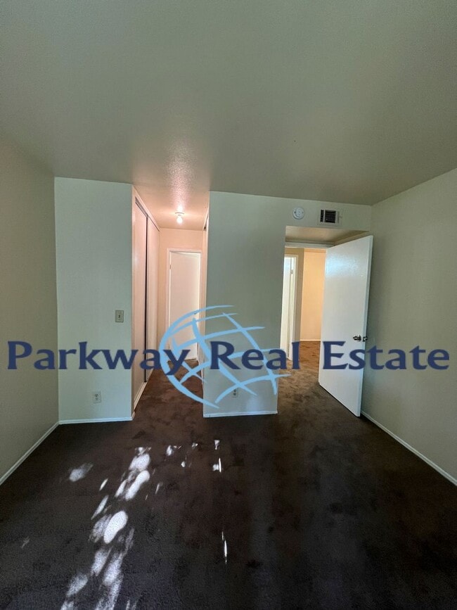 Building Photo - Downstairs 2 Bedroom 1 Bathroom Condo in E...