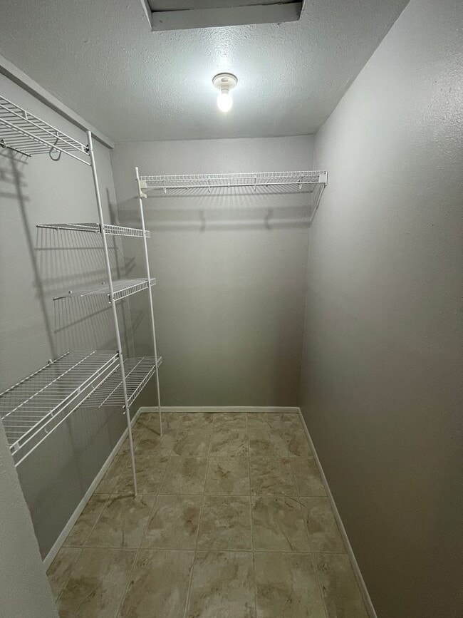 Building Photo - Hard to find 3 bedroom 2, bathroom.