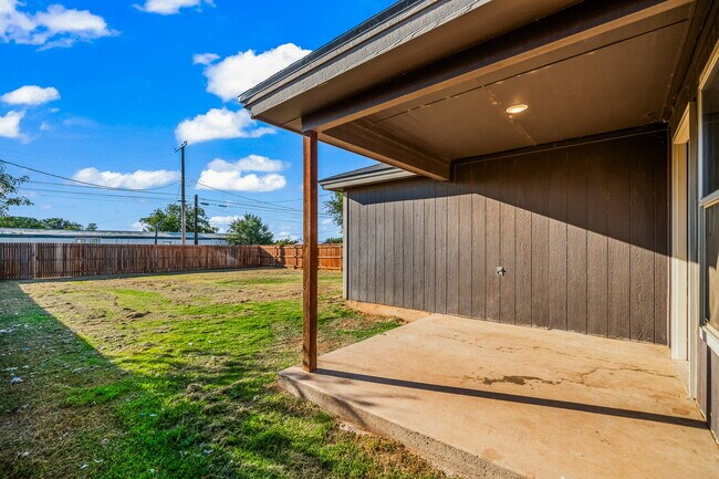 Building Photo - Modern 3/2 in Abernathy, TX