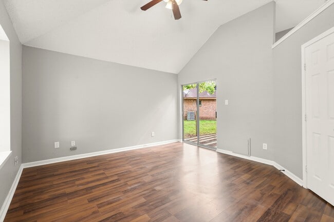 Building Photo - 2220 Spruce Dr