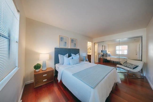 Building Photo - This delightful single story home is part ...