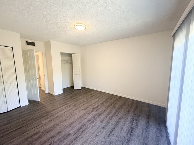 Building Photo - 6131 SW 42nd Ct