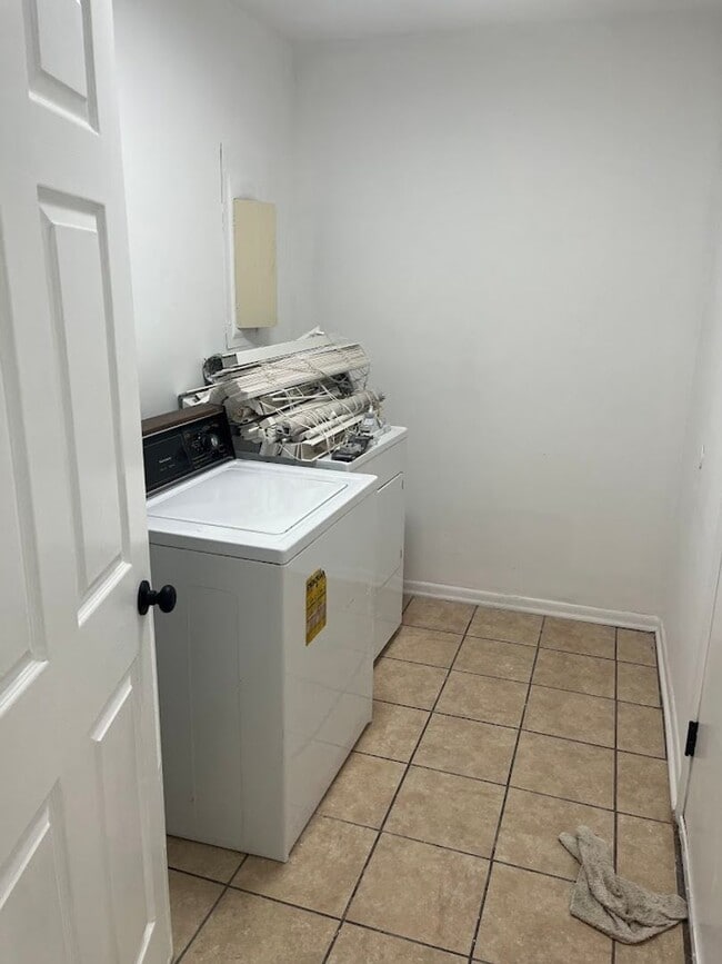Building Photo - Available now. Water Included! Great 2BR/1...