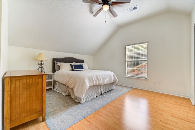 Building Photo - 56 E Village Knoll Cir