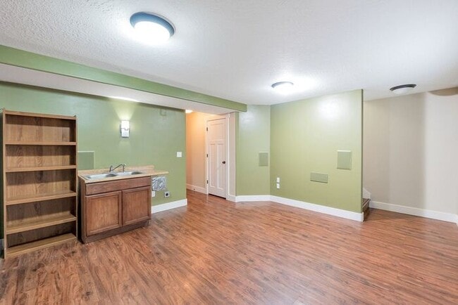 Building Photo - Gorgeous Provo Townhome