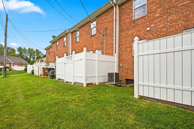 Building Photo - 2120 Lebanon Pike