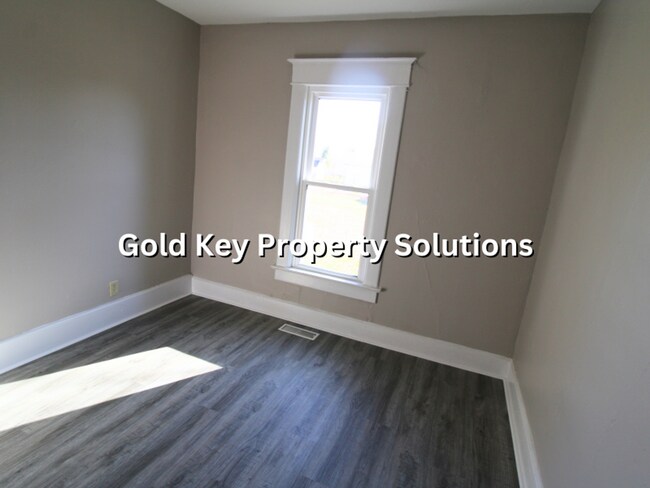 Building Photo - MUNCIE Updated 2 BR 1 BA House with New Fl...