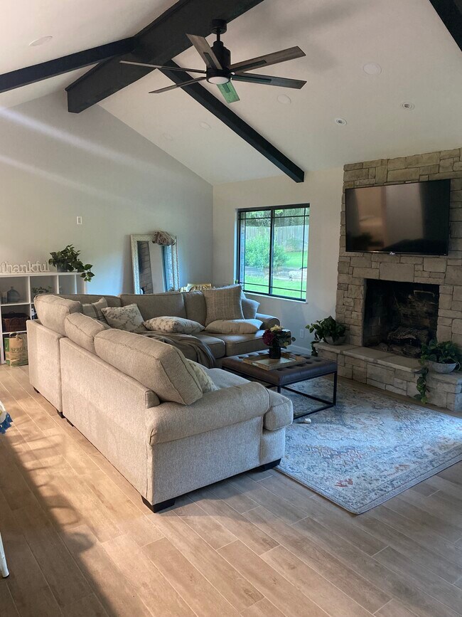 Building Photo - 471 W 67th St