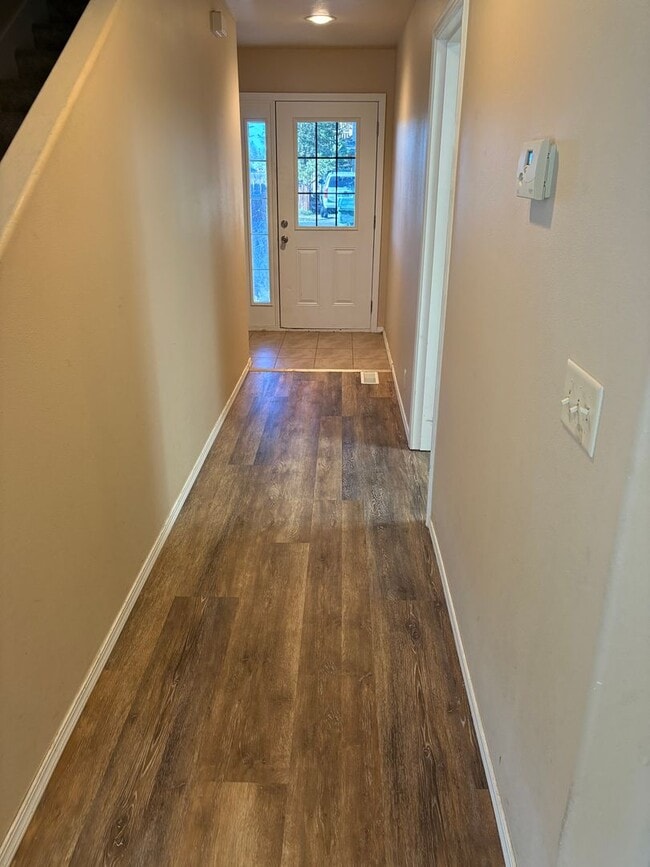Building Photo - Updated Unit Close to Little League Fields