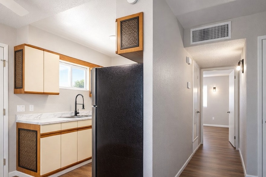 Building Photo - 815 N Arbor Ave