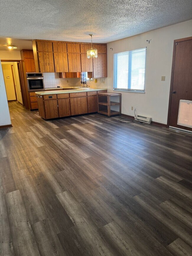 Building Photo - Country living at its best! Traditional farm house avail NOW