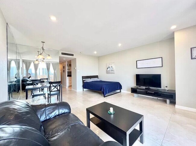 Building Photo - 2016 Main St