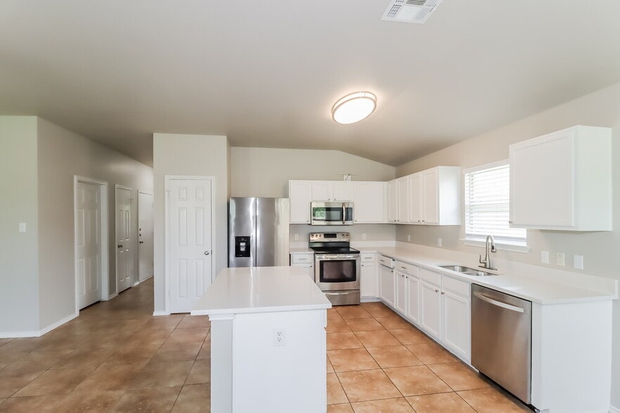 Building Photo - 102 Creek Ledge Dr
