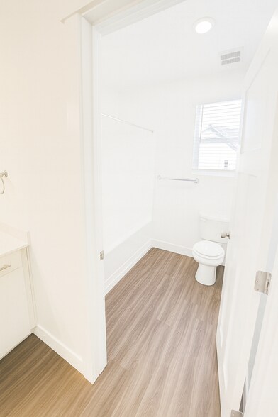 Building Photo - 409 4900