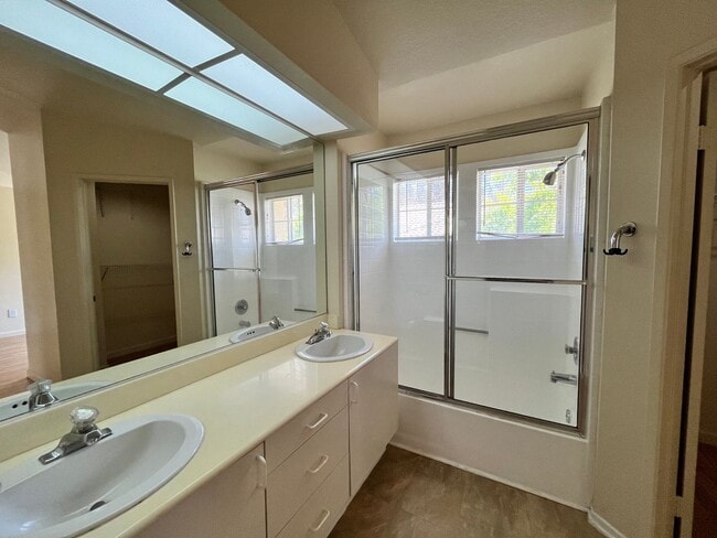 Building Photo - Quiet home now available in Eastlake - 3be...