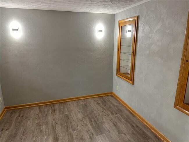 Building Photo - 728 N Pike Rd