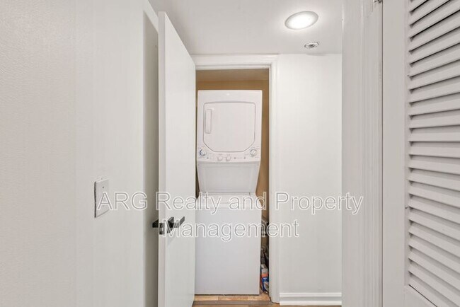 Building Photo - 128 Lablanc Way NW