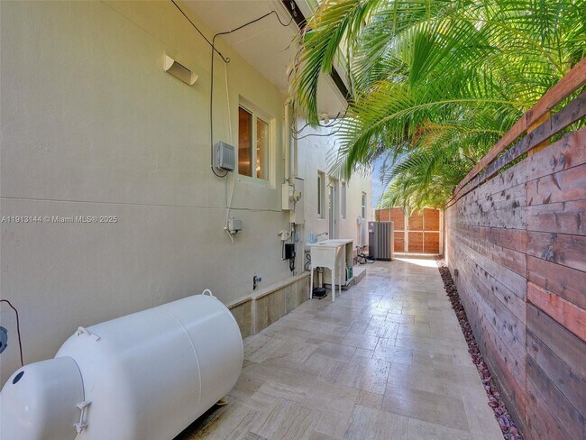 Building Photo - 2421 NE 7th Pl