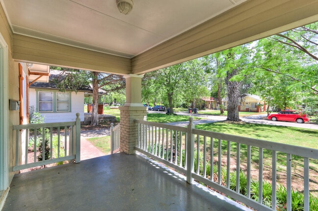 Building Photo - Remodeled Retreat w/ Covered Patio, Front ...