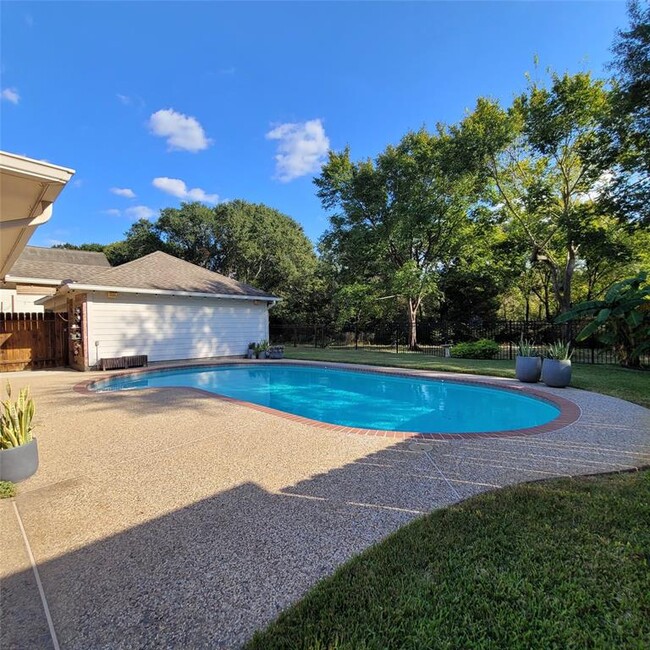 Building Photo - 18411 Autumn Park Dr