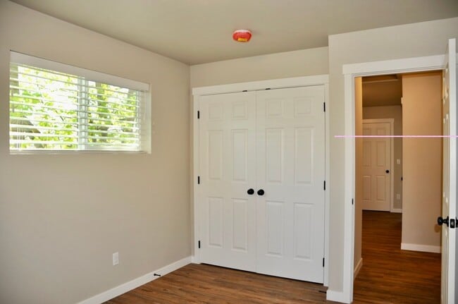 Building Photo - 3 bed 2.5 bath Townhouse