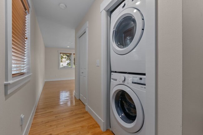Building Photo - 2bd/1.75Ba Seattle Townhouse