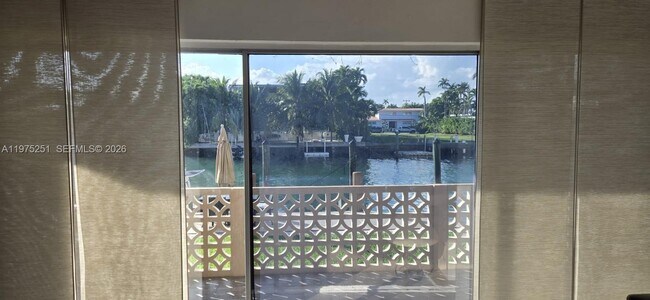 Building Photo - 10110 W Bay Harbor Dr