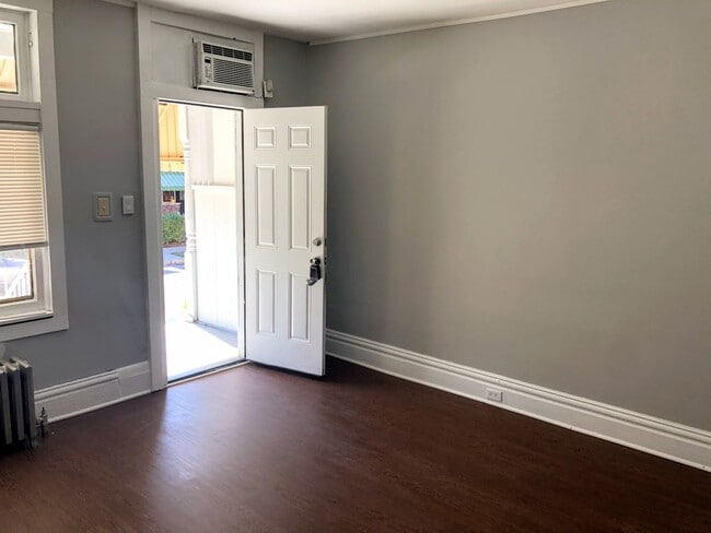 Building Photo - 2 bed 1 Bath - updates throughout, new app...