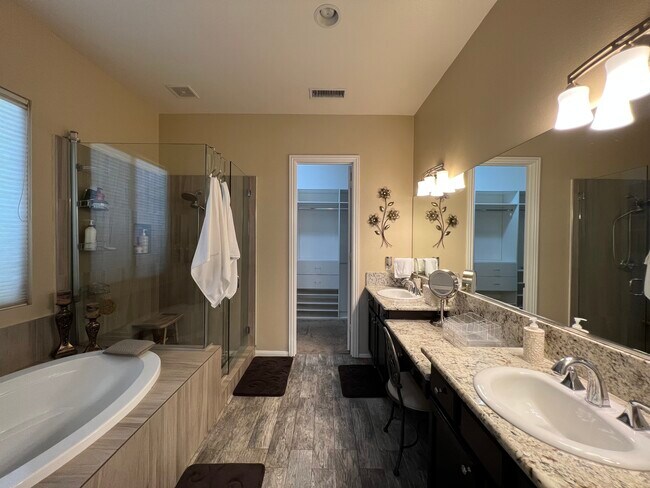 Building Photo - 115 Romanza Ln