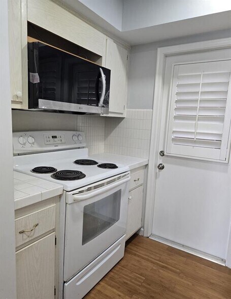 Building Photo - 2461 SW 82nd Ave