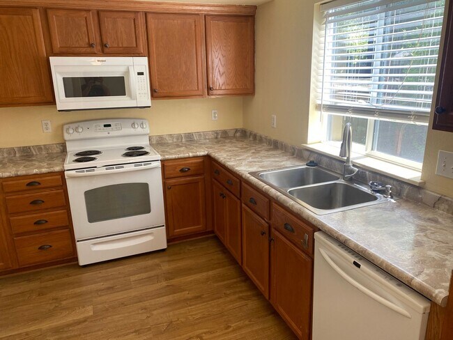 Building Photo - Spacious 3-Bedroom, 2.5-Bath Townhouse Nea...