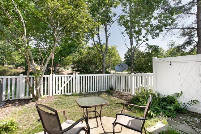 Building Photo - 3 Bd / 2.5 Bth townhouse in SW Durham Aubu...