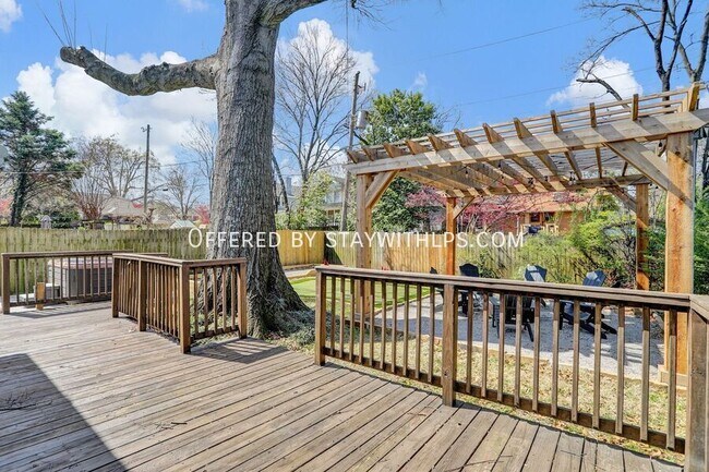 Building Photo - 397 Angelus St