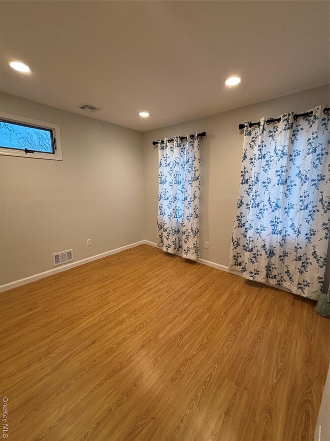 Building Photo - 23 W Court Dr