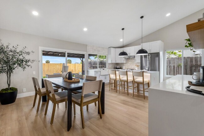 Building Photo - Beautifully Renovated 3 Bed/2 Bath Home in...
