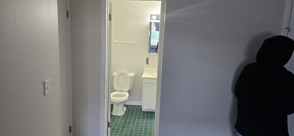 Building Photo - 910 E Old Willow Rd