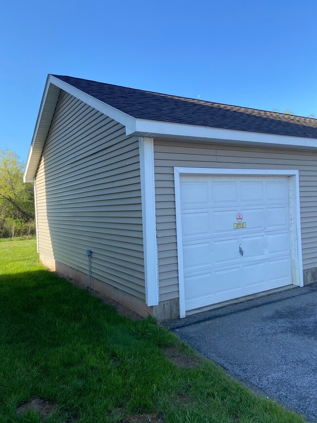 Building Photo - 204 Betsinger Rd