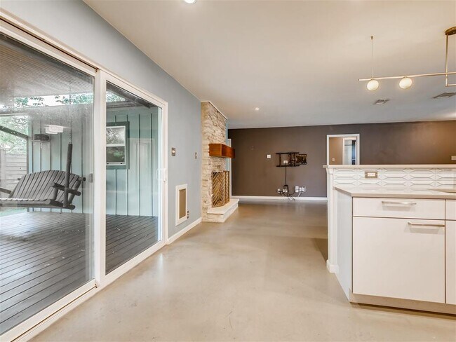 Building Photo - 2500 Candlewood Ct