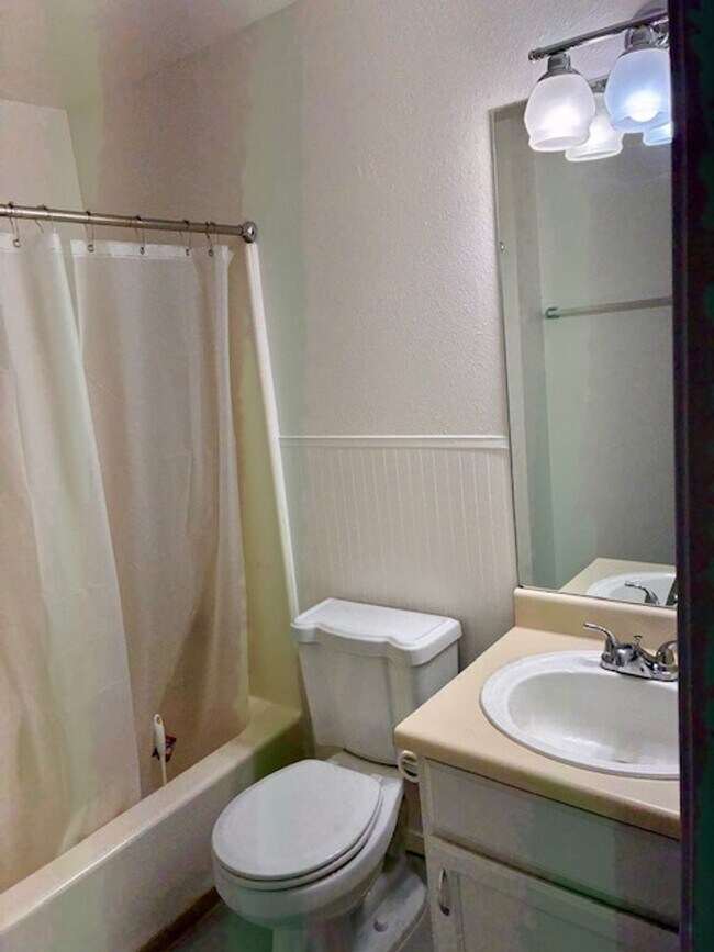 Building Photo - Charming 3-Bedroom Single-Level Home with Spacious Yard!