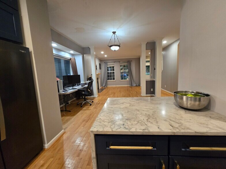 Building Photo - 929 Weninger Cir