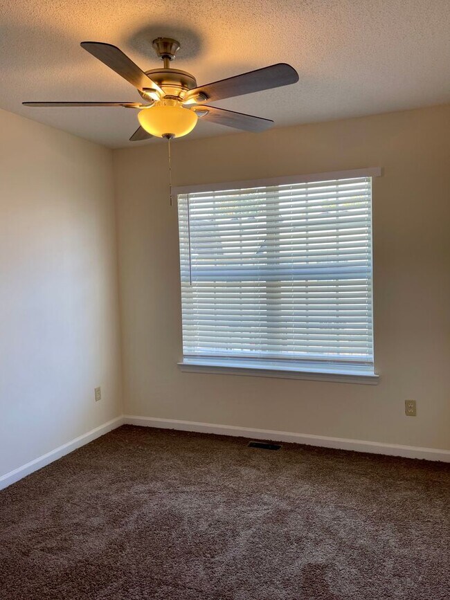 Building Photo - Updated 3 Bed/2.5 Bath Town Home Located I...