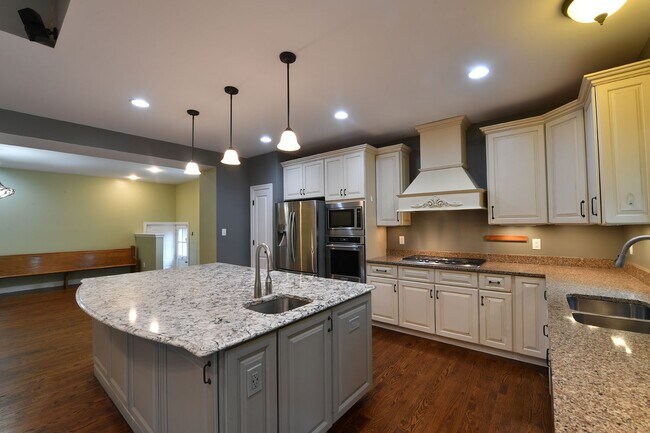 Building Photo - 106 Manlyn Dr