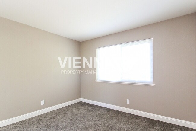 Building Photo - Auburn Condo is NOW rent ready!