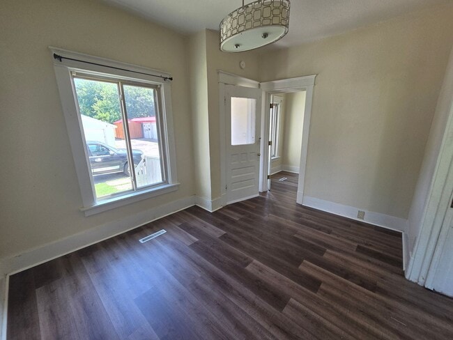 Building Photo - Lower 3 bedroom unit