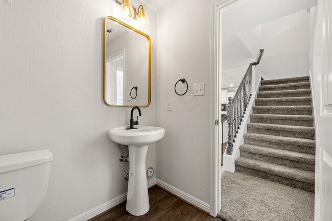 Building Photo - Beautiful Northfields Home | Quartz Counters, Open Floor Plan & Appliances Included