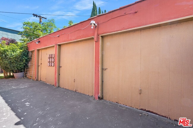 Building Photo - 6086 Saturn St